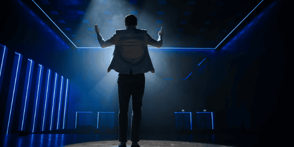 Famous entertainer gets on stage to greet audience